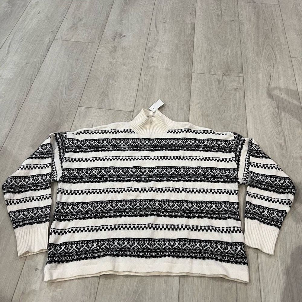 LOFT Sweater in white/black pattern, size XL